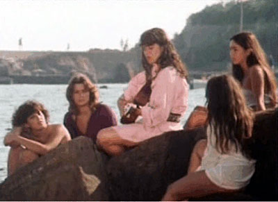 Screenshot from Een vrouw als Eva, 1978, Maria singing and playing the guitar